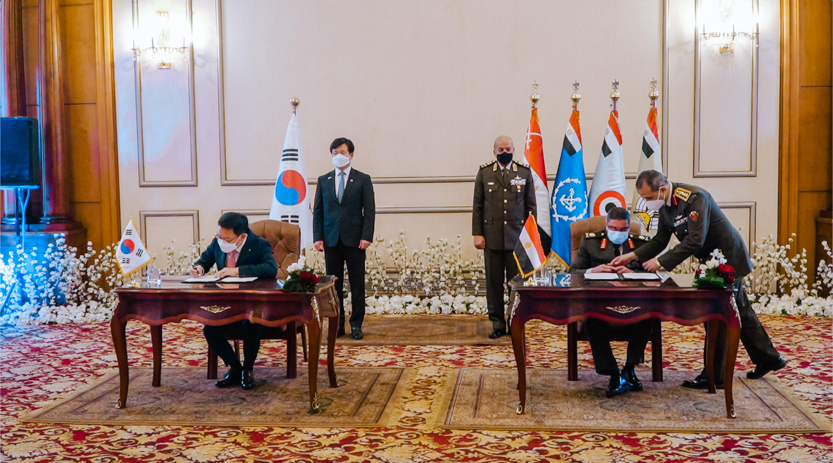 220201 [방사청-사진] 손재일 한화디펜스 대표이사(왼쪽 착석)와 오사마 이집트 전력국장(오른쪽 착석)이 K9 자주포 수출계약에 최종서명하고 있다.jpg