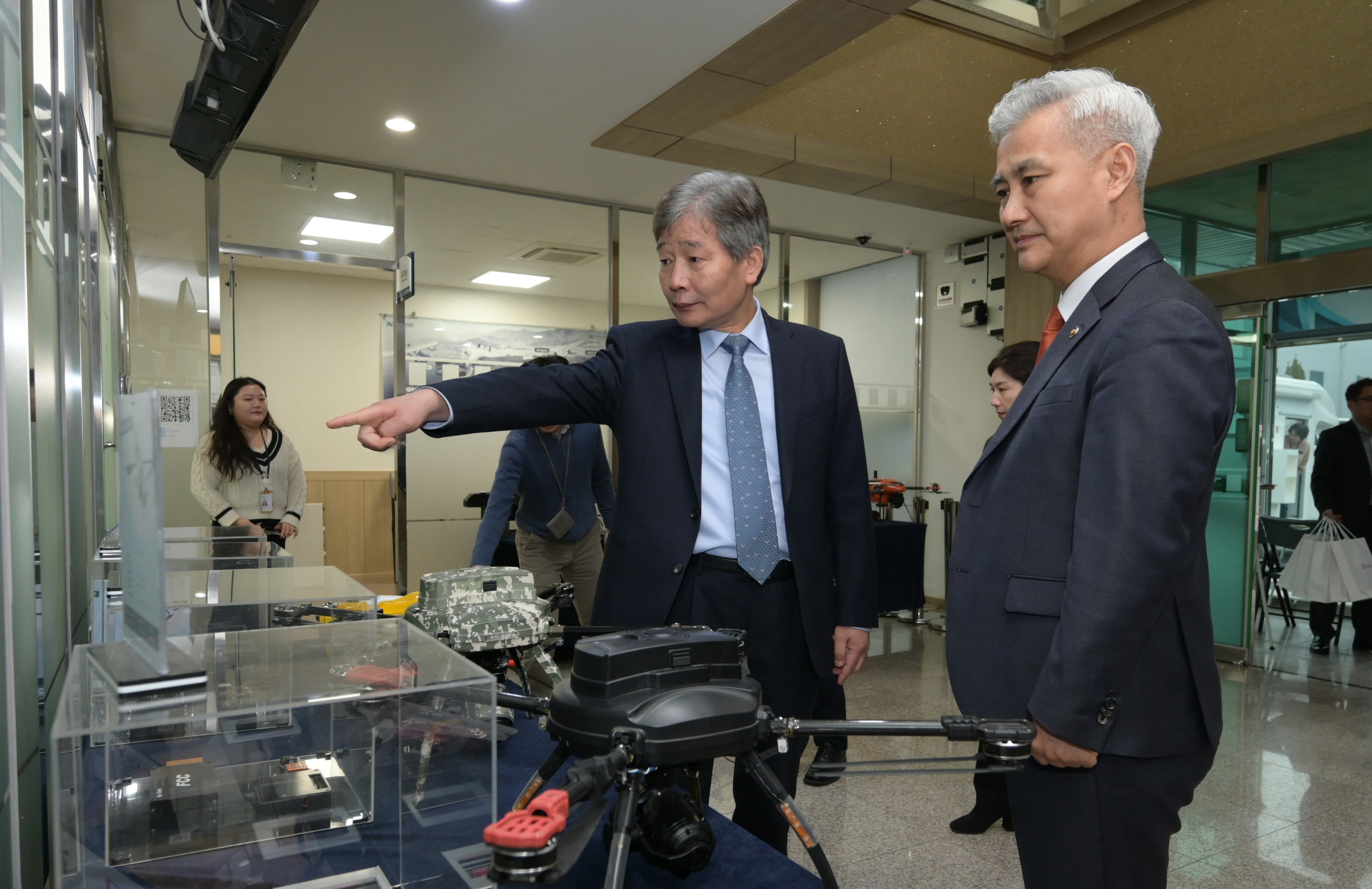 (주)네스앤텍 이기성 대표가 엄동환 방위사업청장에게 드론 제품에 대해 설명하고 있다.jpg