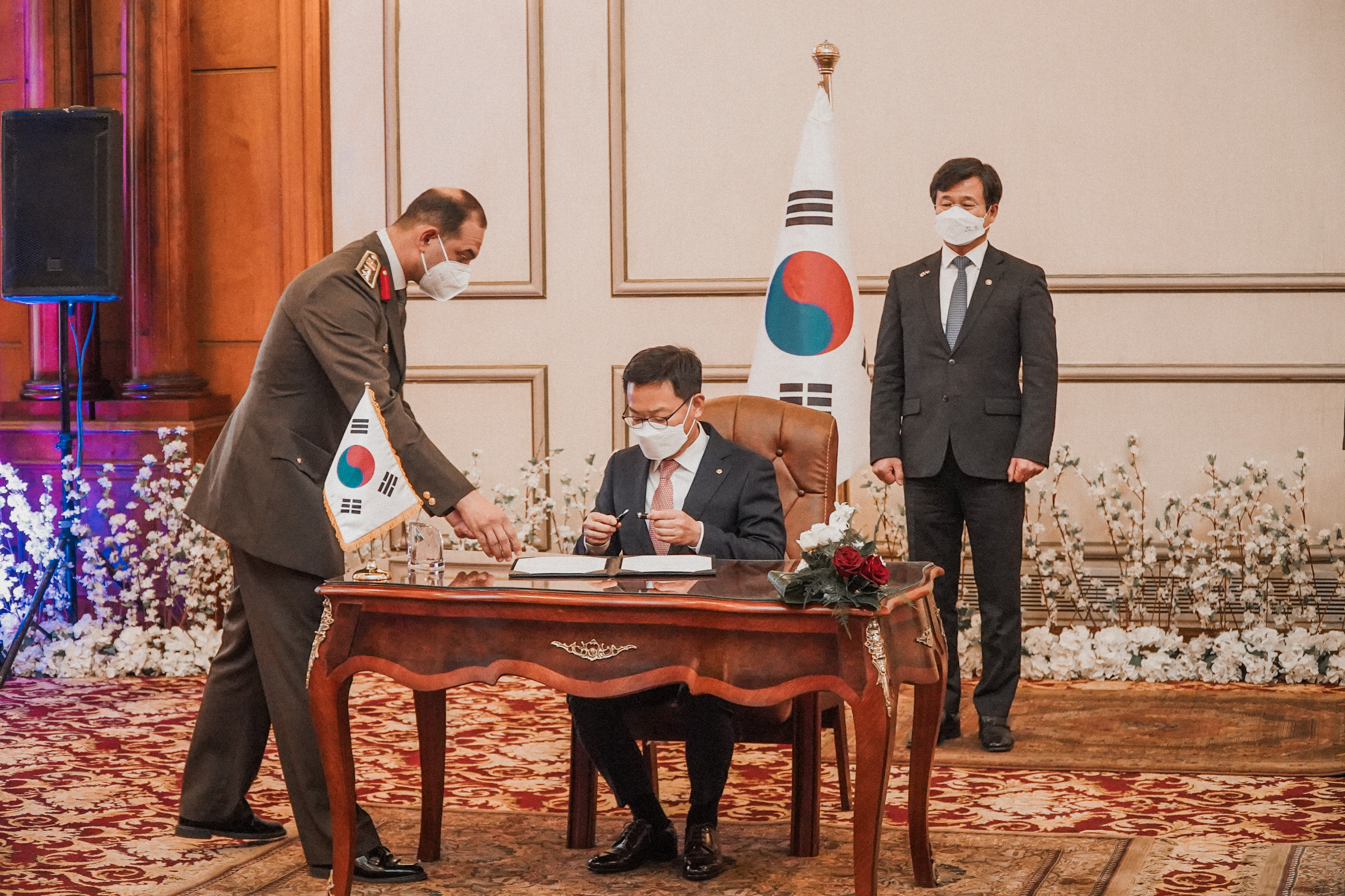 220201 [방사청-사진] 강은호 방위사업청장(오른쪽)은 손재일 한화디펜스 대표이사(착석자)가 K9 자주포 수출계약에 최종서명하는 것을 지켜보고 있다.jpg