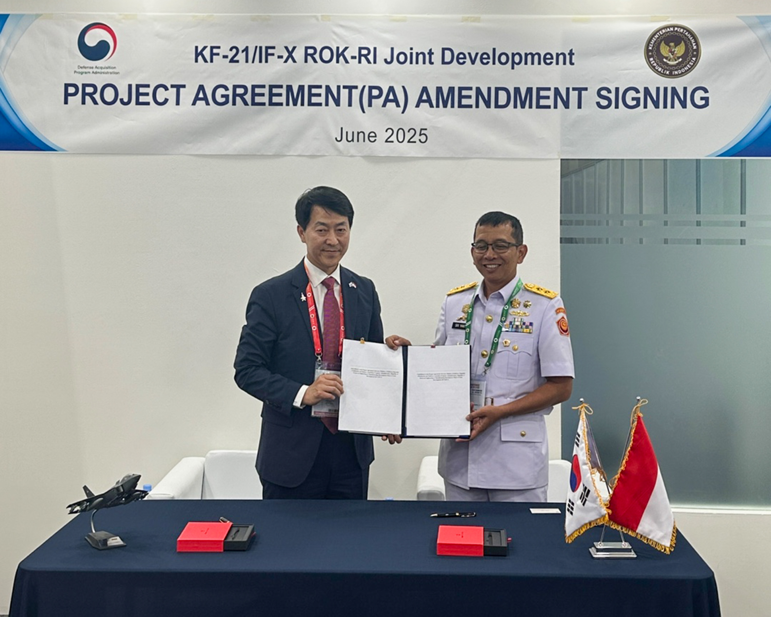 (3) 공동개발 기본합의서(Project Agreement) 개정안 서명(노지만 한국형전투기사업단장-스리얀또(Sri yanto)예비전력총국장).jpg